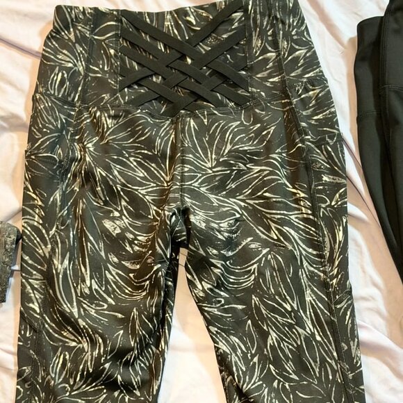 THREE pairs MTA Capri Leggings (Black, Marbled Black, Heathered Grey) MEDIUM - Picture 4 of 12